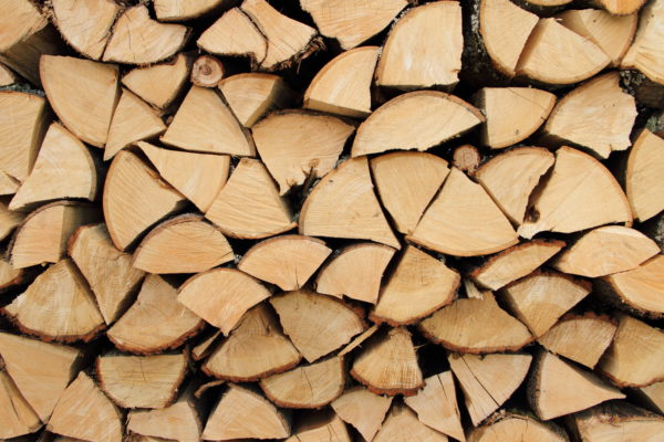 Scheitholz als Alternative zu Holzbriketts